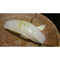 ツヤツヤのイカのお寿司の写真素材