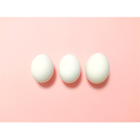 3つ並んだ白い卵の写真素材(2)