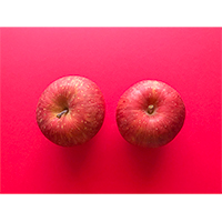 美味しそうな赤リンゴ2個の写真素材(1)