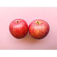 美味しそうな赤リンゴ2個の写真素材(2)
