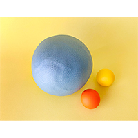 ヨガボールとマッサージボールの写真素材(3)