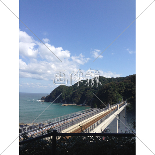 鉄橋と海が見える村の 2 写真 画像衆 デザインを簡単レベルアップ 写真 模様 イラストのダウンロードサイト