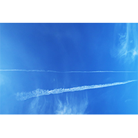 横一直線の飛行機雲の写真素材