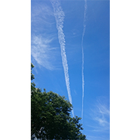 まっすぐ伸びた飛行機雲の写真素材