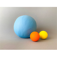 ヨガボールとマッサージボールの写真素材(1)