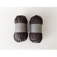 チャコールグレーのアクリル毛糸の写真素材(1)