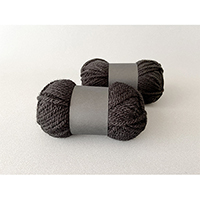 チャコールグレーのアクリル毛糸の写真素材(2)