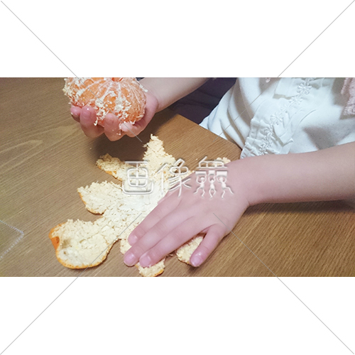 みかんの皮をむく子どもの手の写真 2 画像衆 デザインを簡単レベルアップ 写真 模様 イラストのダウンロードサイト みかんの皮をむく子どもの手の写真 2 画像衆 デザインを簡単レベルアップ 写真 模様 イラストのダウンロードサイト