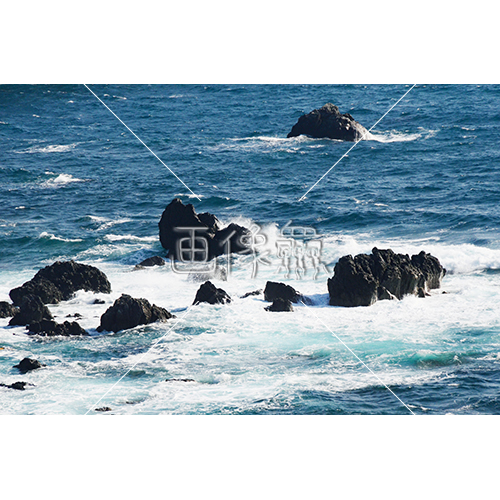 岩に波が打ち寄せる海の写真 2 画像衆 デザインを簡単レベルアップ 写真 模様 イラストのダウンロードサイト
