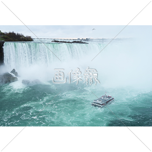 滝周辺をクルーズする遊覧船の写真素材 3 画像衆 デザインを簡単レベルアップ 写真 模様 イラストのダウンロードサイト